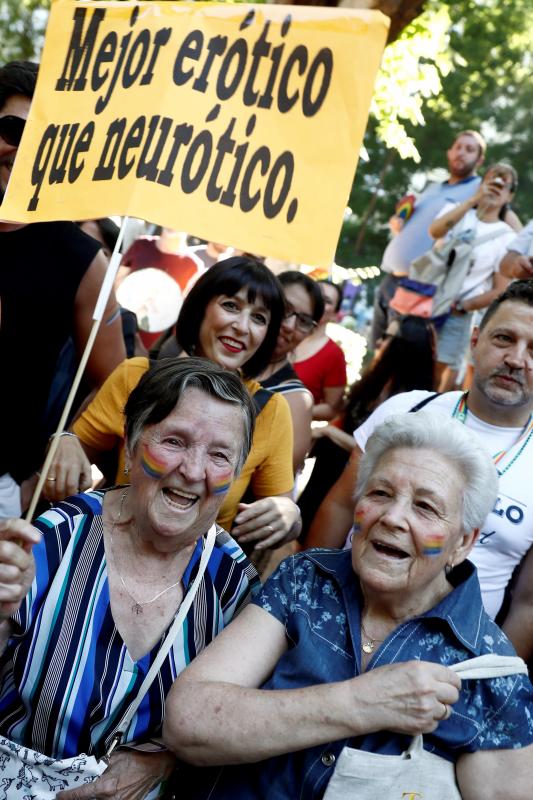 Miles de personas han participado en la manifestación del Orgullo LGTBI en Madrid, una cita reivindicativa y festiva que este año ha rendido homenaje a los pioneros del movimiento.