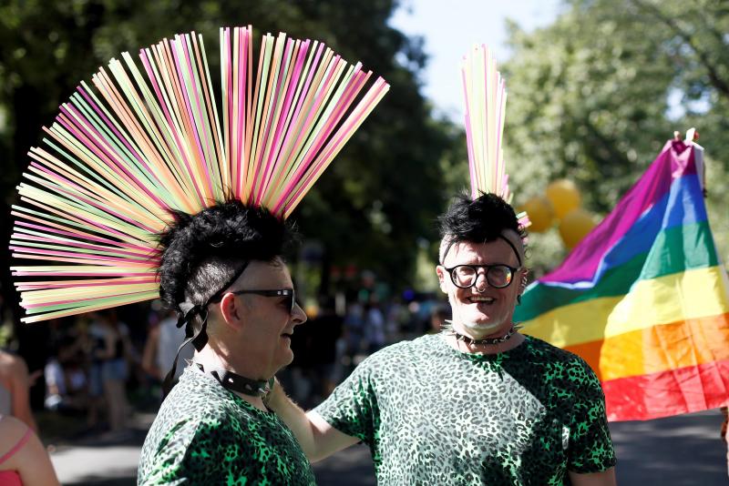 Miles de personas han participado en la manifestación del Orgullo LGTBI en Madrid, una cita reivindicativa y festiva que este año ha rendido homenaje a los pioneros del movimiento.