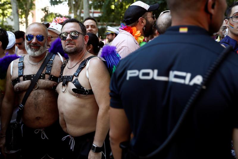 Miles de personas han participado en la manifestación del Orgullo LGTBI en Madrid, una cita reivindicativa y festiva que este año ha rendido homenaje a los pioneros del movimiento.