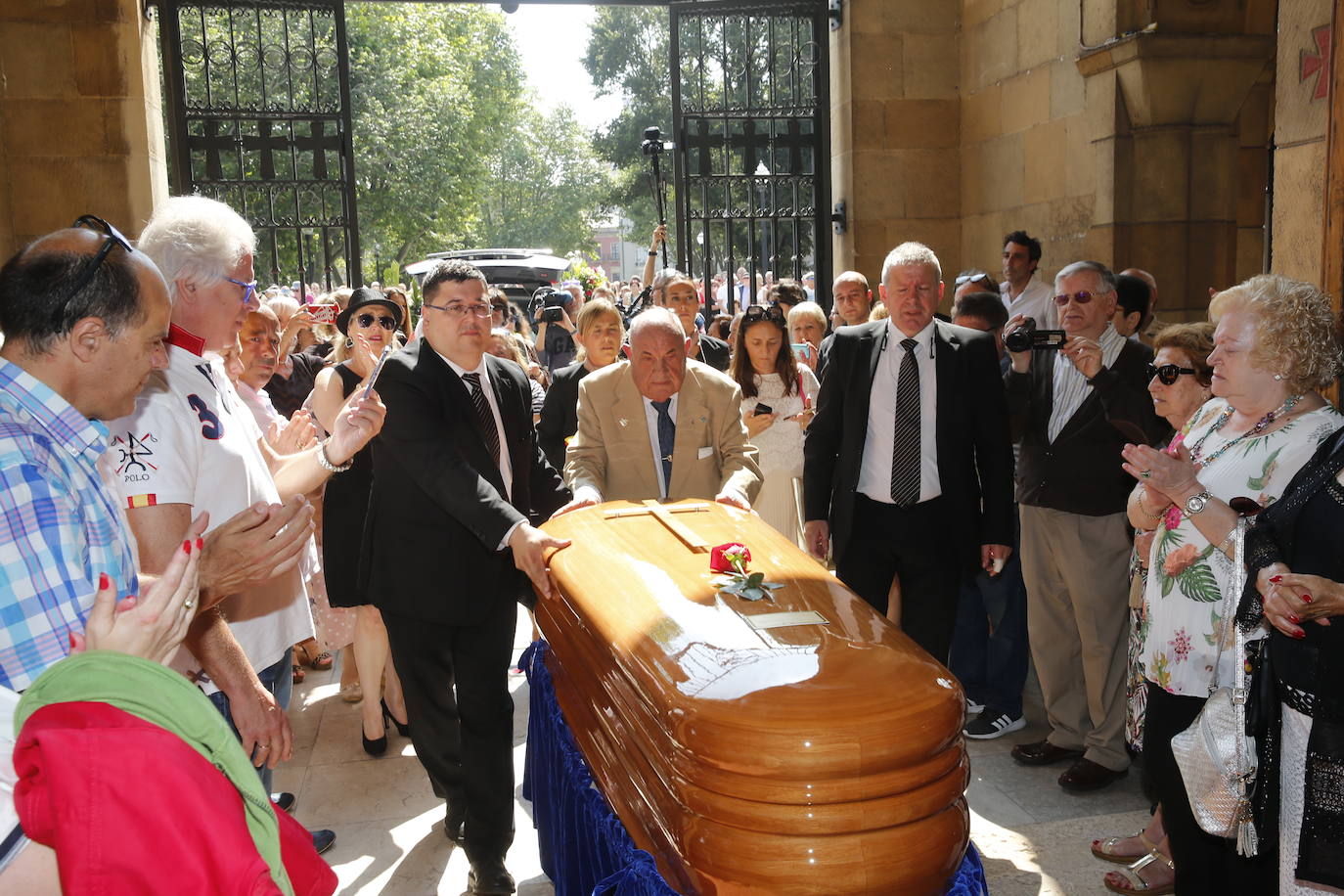 Numerosos representantes de la política y la cultura, así como centenares de amigos y seguidores del actor Arturo Fernández han arropado a su familia en el funeral que se oficia en la iglesia de San Pedro de Gijón, donde el féretro con los restos mortales del intérprete ha sido recibido entre aplausos.