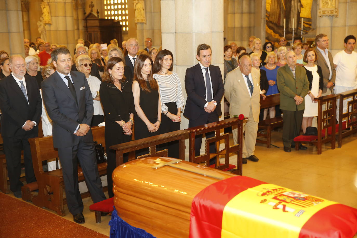 Numerosos representantes de la política y la cultura, así como centenares de amigos y seguidores del actor Arturo Fernández han arropado a su familia en el funeral que se oficia en la iglesia de San Pedro de Gijón, donde el féretro con los restos mortales del intérprete ha sido recibido entre aplausos.