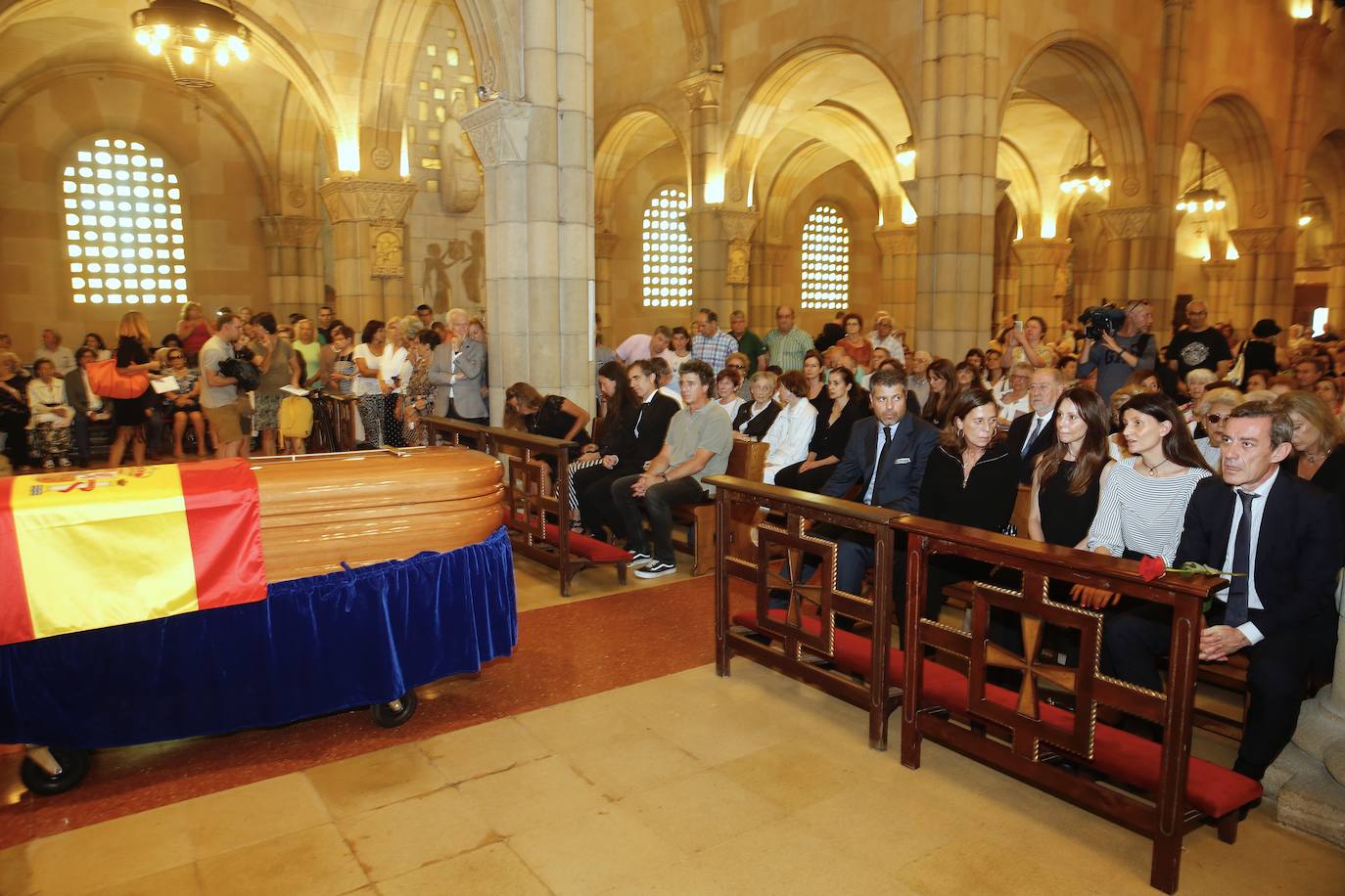 Numerosos representantes de la política y la cultura, así como centenares de amigos y seguidores del actor Arturo Fernández han arropado a su familia en el funeral que se oficia en la iglesia de San Pedro de Gijón, donde el féretro con los restos mortales del intérprete ha sido recibido entre aplausos.