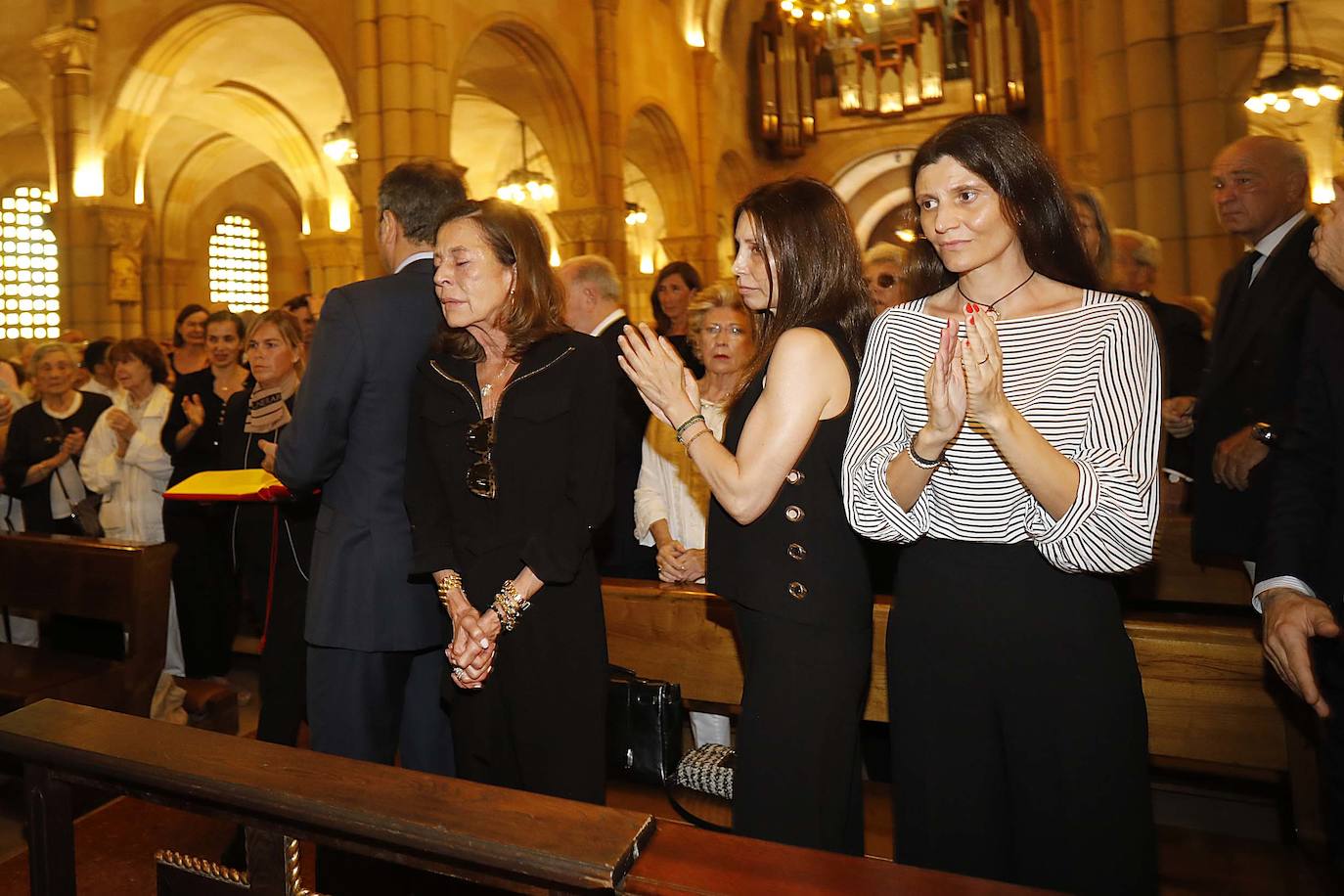 Numerosos representantes de la política y la cultura, así como centenares de amigos y seguidores del actor Arturo Fernández han arropado a su familia en el funeral que se oficia en la iglesia de San Pedro de Gijón, donde el féretro con los restos mortales del intérprete ha sido recibido entre aplausos.