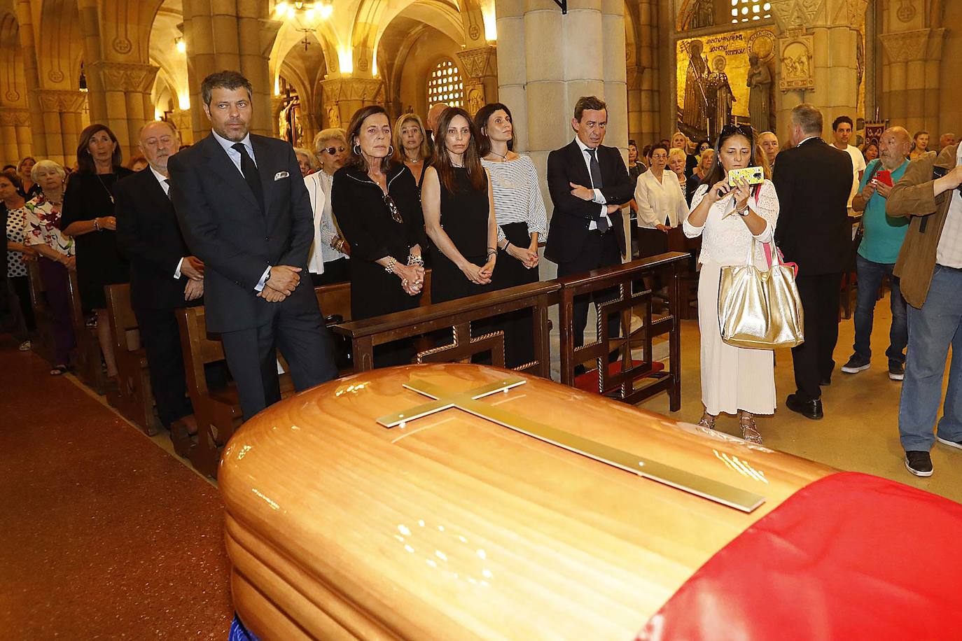 Numerosos representantes de la política y la cultura, así como centenares de amigos y seguidores del actor Arturo Fernández han arropado a su familia en el funeral que se oficia en la iglesia de San Pedro de Gijón, donde el féretro con los restos mortales del intérprete ha sido recibido entre aplausos.