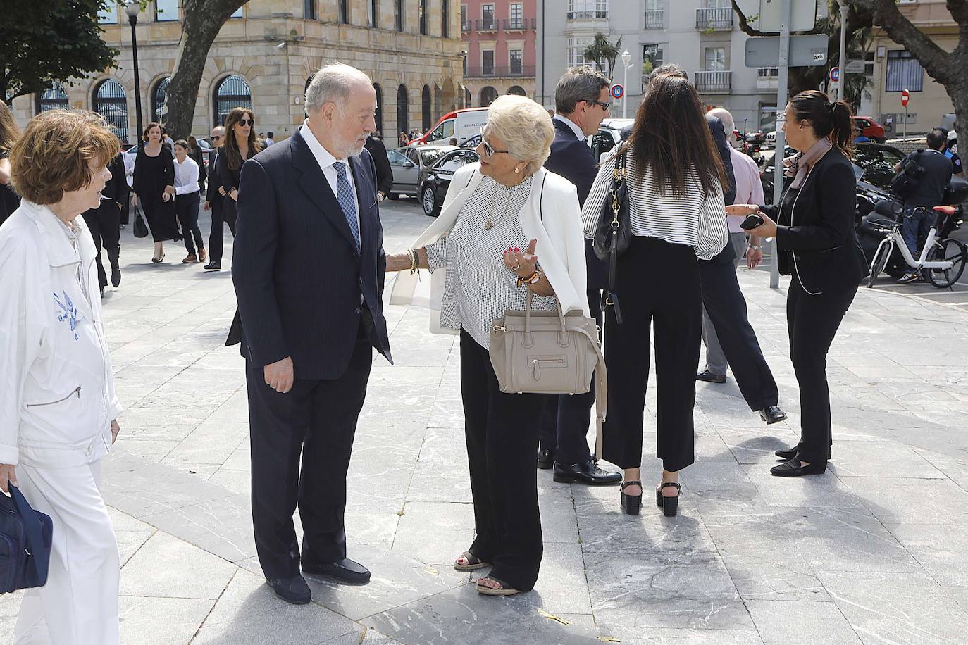 Numerosos representantes de la política y la cultura, así como centenares de amigos y seguidores del actor Arturo Fernández han arropado a su familia en el funeral que se oficia en la iglesia de San Pedro de Gijón, donde el féretro con los restos mortales del intérprete ha sido recibido entre aplausos.