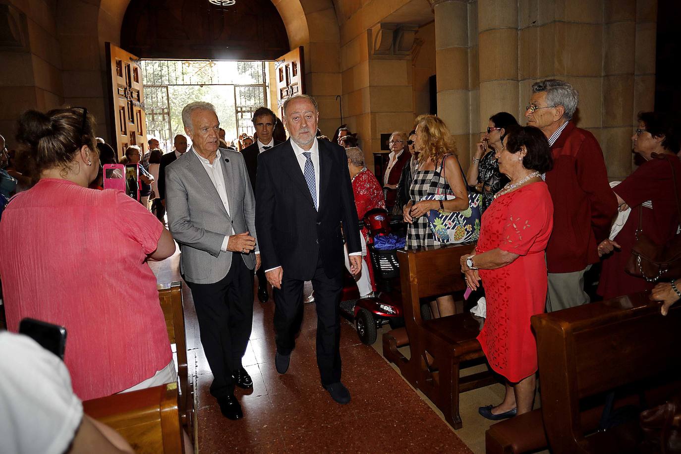 Numerosos representantes de la política y la cultura, así como centenares de amigos y seguidores del actor Arturo Fernández han arropado a su familia en el funeral que se oficia en la iglesia de San Pedro de Gijón, donde el féretro con los restos mortales del intérprete ha sido recibido entre aplausos.