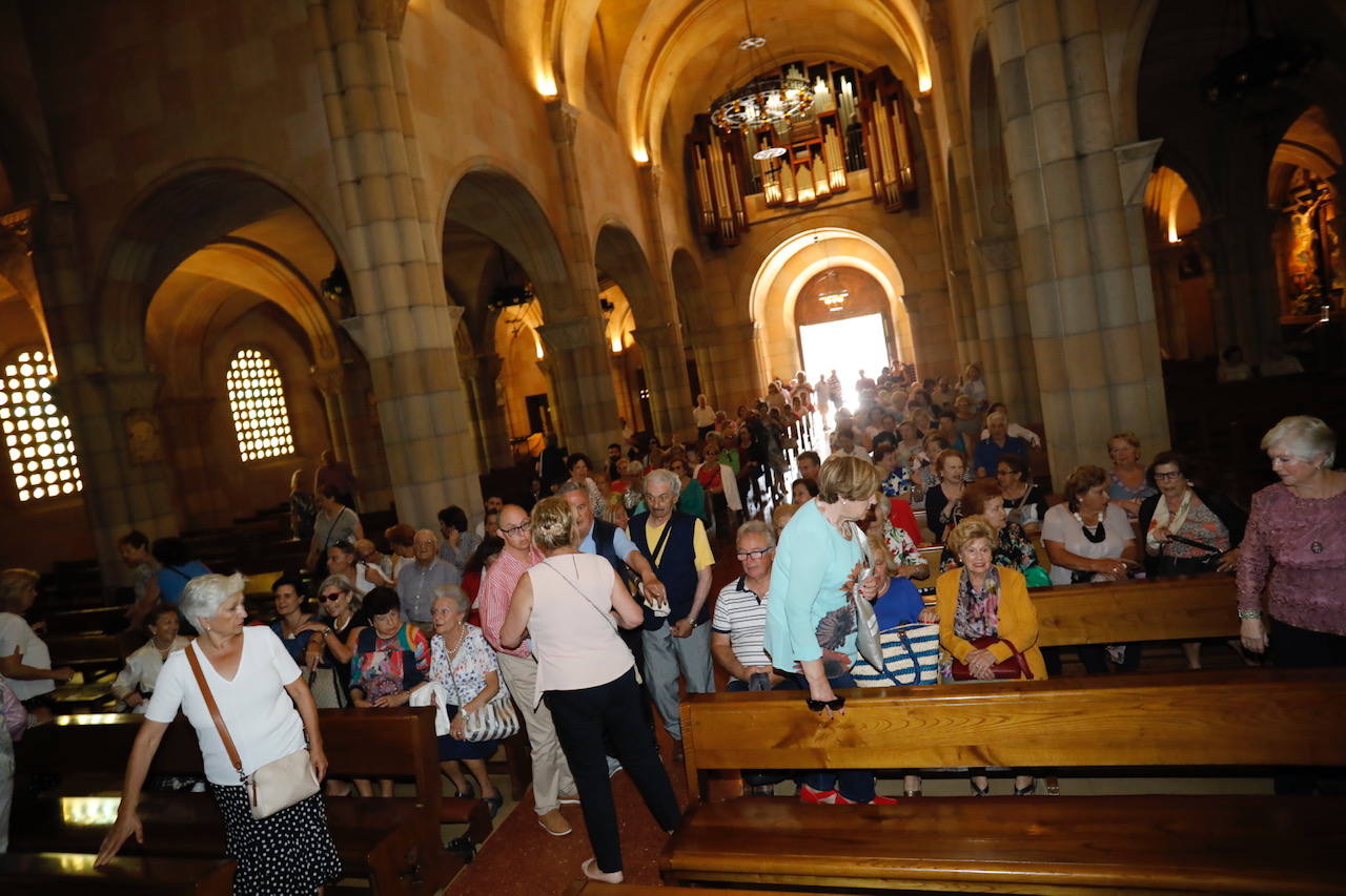 Numerosos representantes de la política y la cultura, así como centenares de amigos y seguidores del actor Arturo Fernández han arropado a su familia en el funeral que se oficia en la iglesia de San Pedro de Gijón, donde el féretro con los restos mortales del intérprete ha sido recibido entre aplausos.