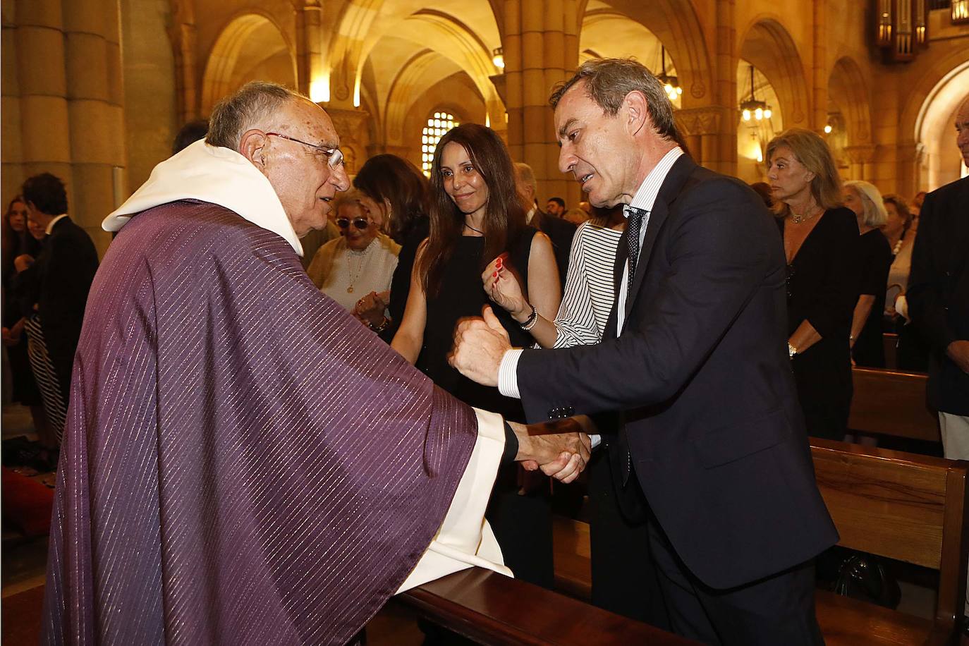 Numerosos representantes de la política y la cultura, así como centenares de amigos y seguidores del actor Arturo Fernández han arropado a su familia en el funeral que se oficia en la iglesia de San Pedro de Gijón, donde el féretro con los restos mortales del intérprete ha sido recibido entre aplausos.