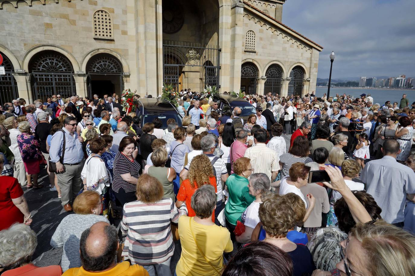 Numerosos representantes de la política y la cultura, así como centenares de amigos y seguidores del actor Arturo Fernández han arropado a su familia en el funeral que se oficia en la iglesia de San Pedro de Gijón, donde el féretro con los restos mortales del intérprete ha sido recibido entre aplausos.