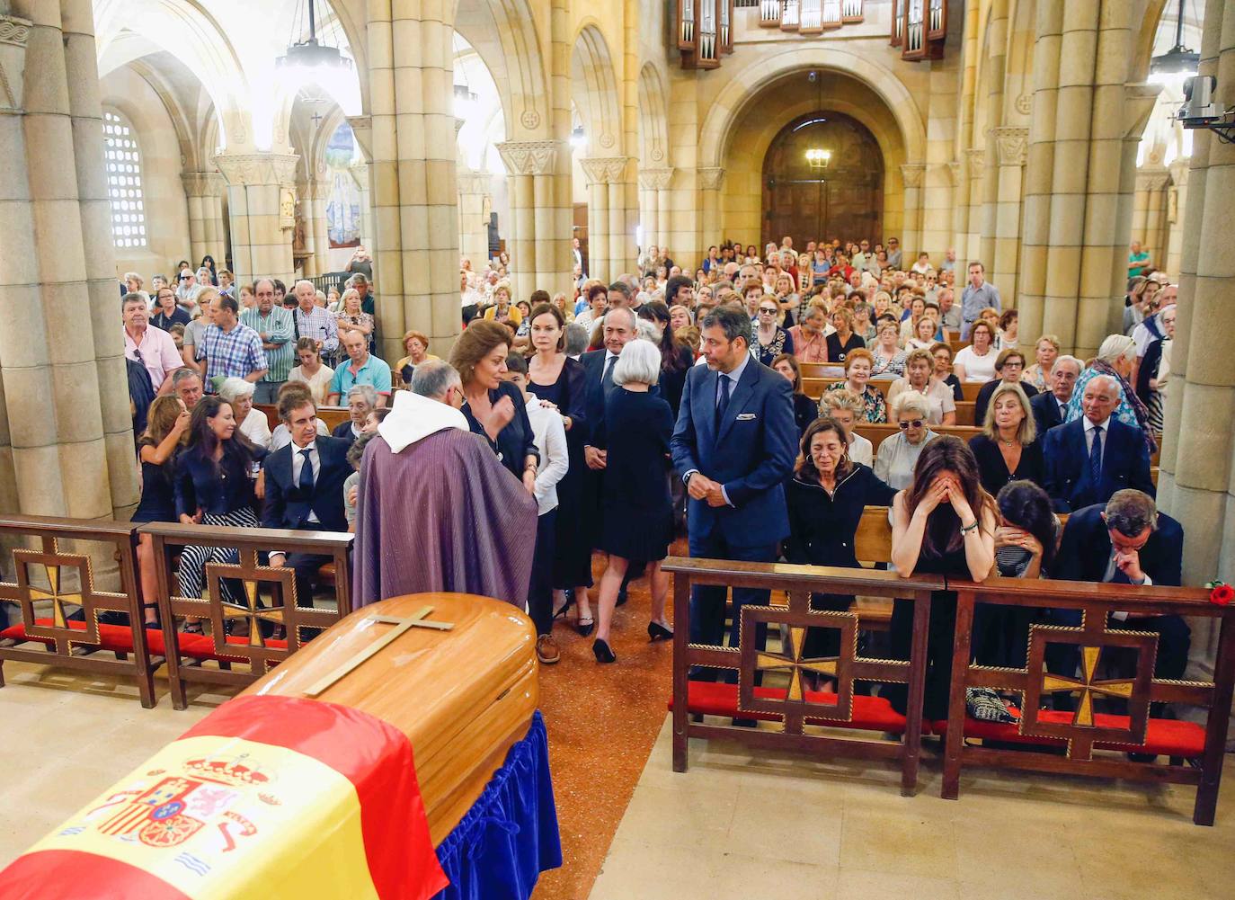 Numerosos representantes de la política y la cultura, así como centenares de amigos y seguidores del actor Arturo Fernández han arropado a su familia en el funeral que se oficia en la iglesia de San Pedro de Gijón, donde el féretro con los restos mortales del intérprete ha sido recibido entre aplausos.