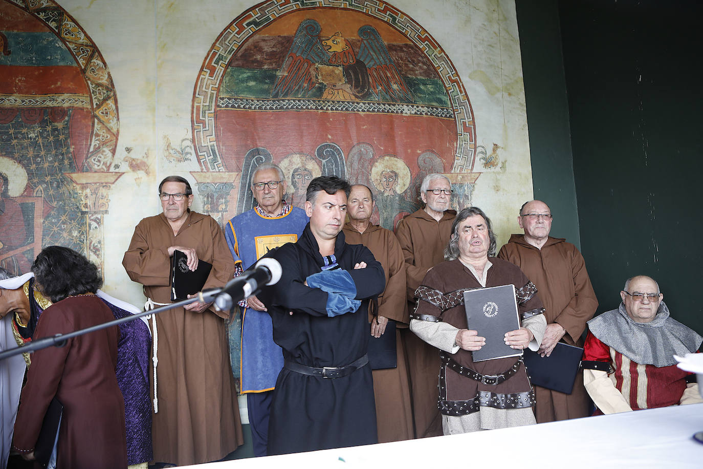 En la mañana de hoy domingo se rememora la parte histórica de esta fiesta, en la cual, en 1412, una representación de los vecinos, hidalgos y corporación caminaron en procesión hasta Oviedo en busca del perdón para eximirles de la Excomunión