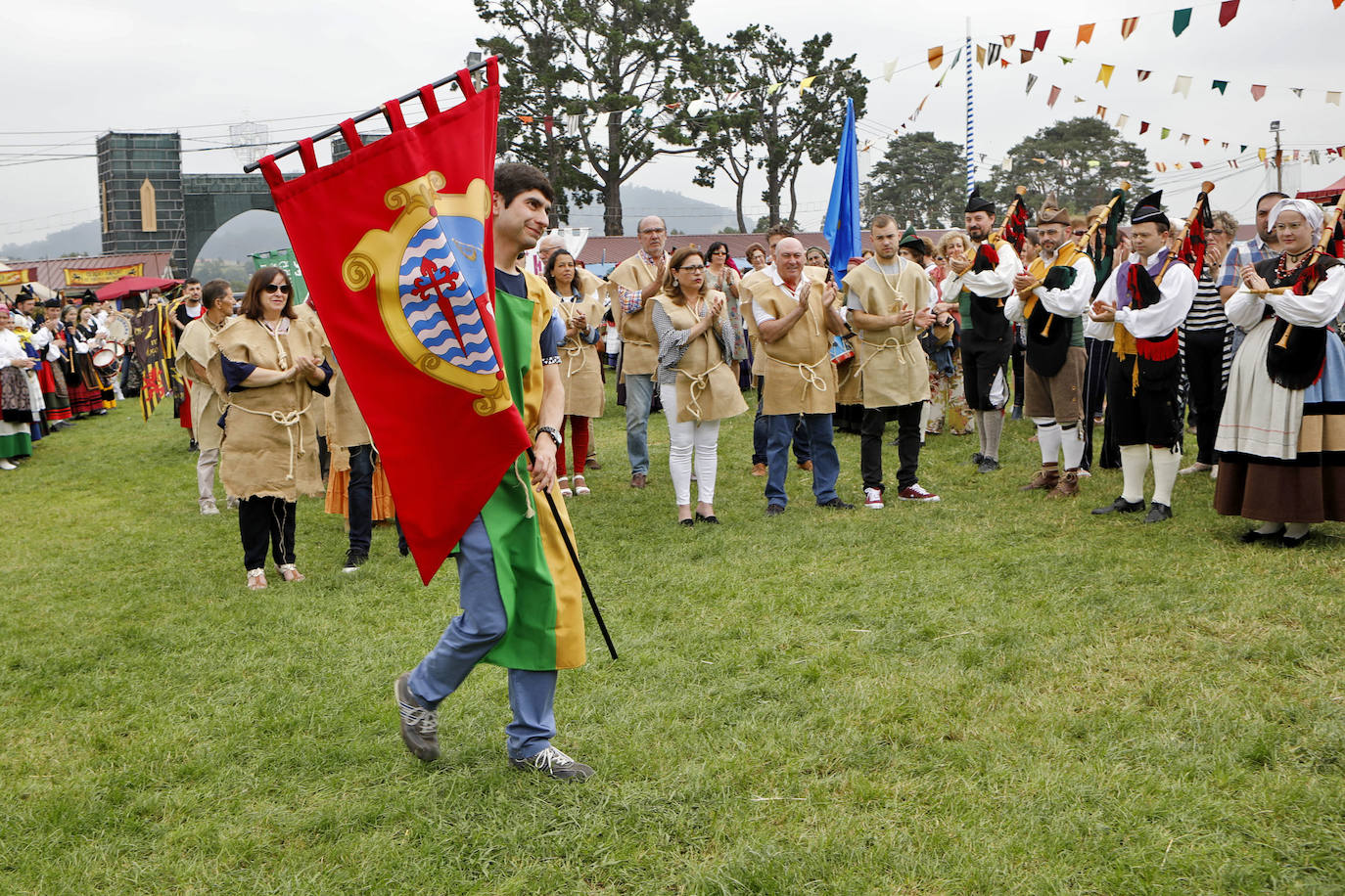 En la mañana de hoy domingo se rememora la parte histórica de esta fiesta, en la cual, en 1412, una representación de los vecinos, hidalgos y corporación caminaron en procesión hasta Oviedo en busca del perdón para eximirles de la Excomunión