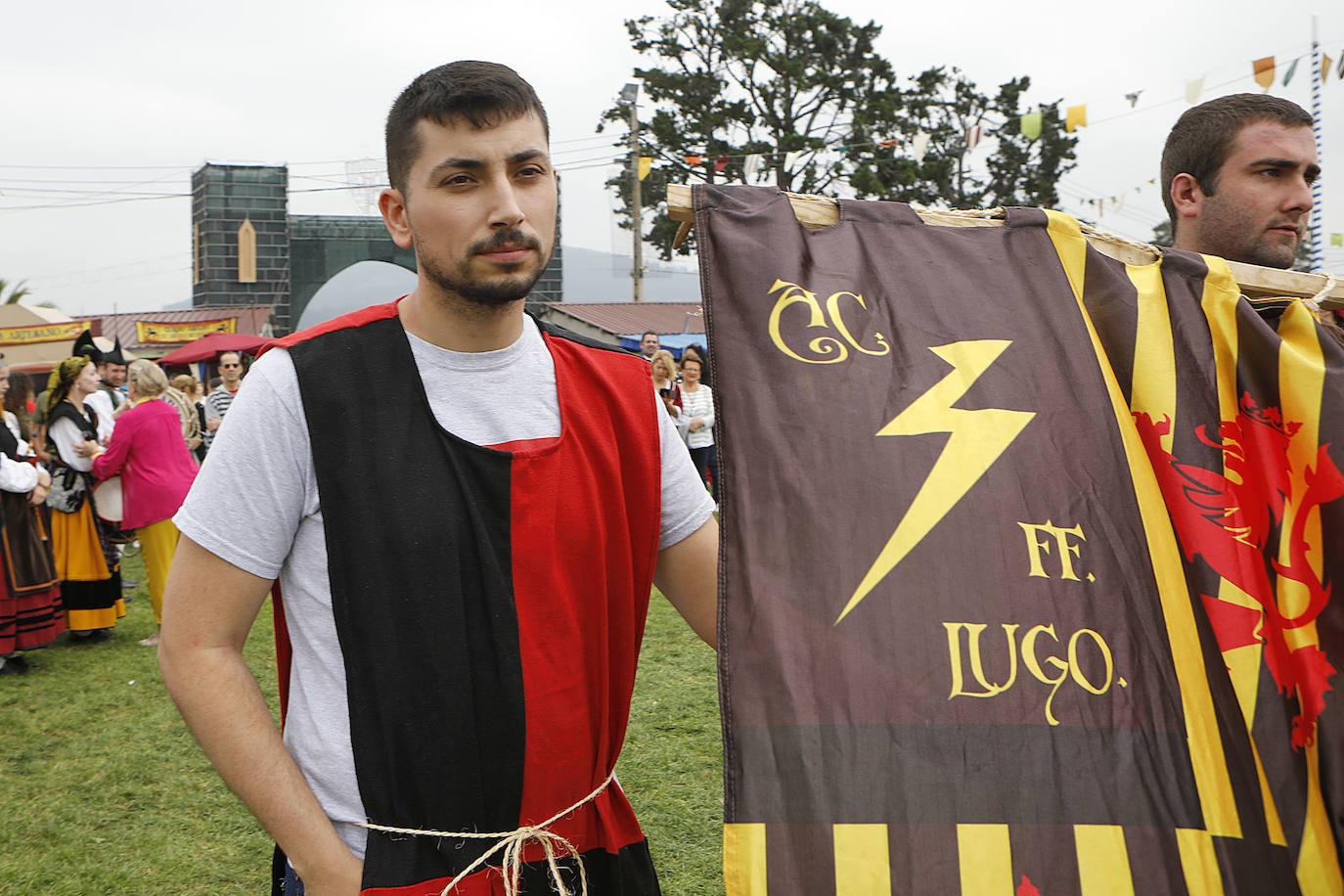 En la mañana de hoy domingo se rememora la parte histórica de esta fiesta, en la cual, en 1412, una representación de los vecinos, hidalgos y corporación caminaron en procesión hasta Oviedo en busca del perdón para eximirles de la Excomunión