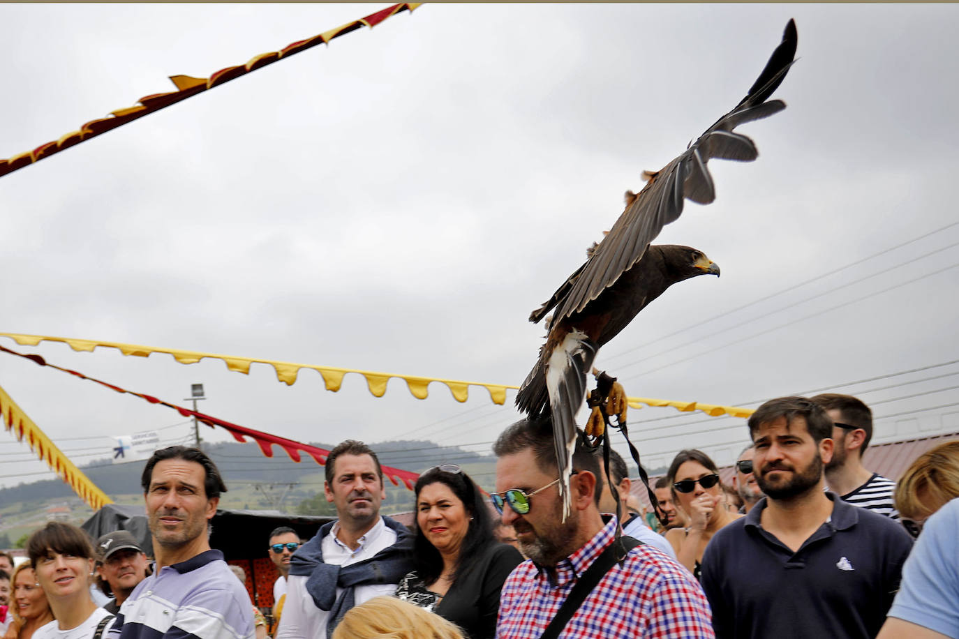 En la mañana de hoy domingo se rememora la parte histórica de esta fiesta, en la cual, en 1412, una representación de los vecinos, hidalgos y corporación caminaron en procesión hasta Oviedo en busca del perdón para eximirles de la Excomunión