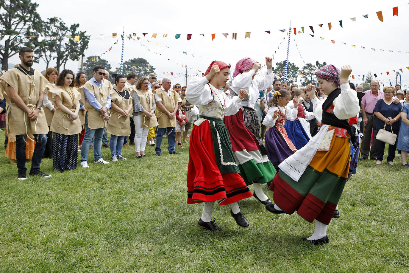 En la mañana de hoy domingo se rememora la parte histórica de esta fiesta, en la cual, en 1412, una representación de los vecinos, hidalgos y corporación caminaron en procesión hasta Oviedo en busca del perdón para eximirles de la Excomunión