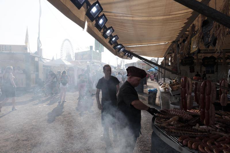 Los asistentes, como cada año, disfrutan de los puestos de comida, atracciones, lectura, exposiciones y un sinfín de iniciativas que hacen que esta sea una visita obligada edición tras edición.