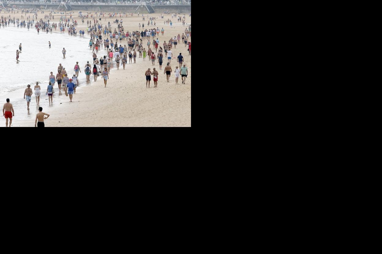 GIjón. Los gijoneses aprovecharon el calor para disfrutar de la playa. 