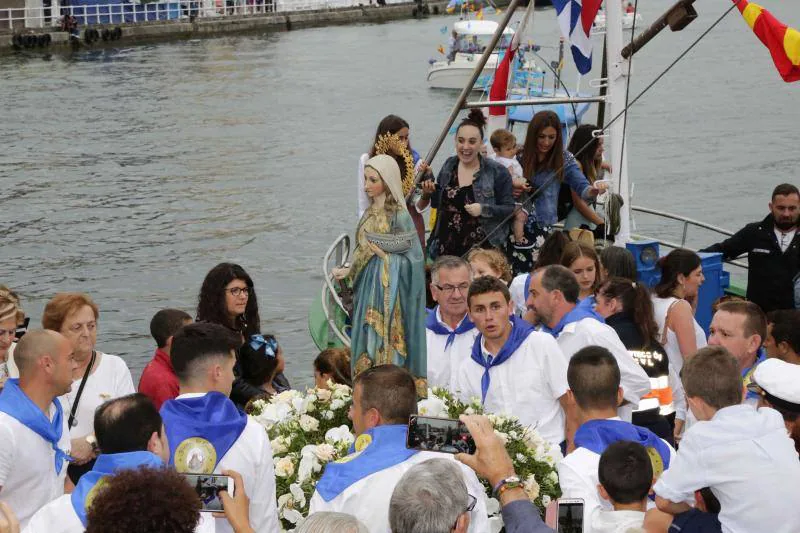 Medio centenar de embarcaciones se adentraron una milla en la mar para lanzar la corona en memoria por los marineros fallecidos