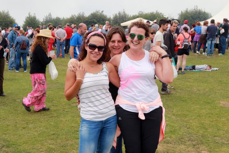 Centenares de personas han disfrutado en el prau Llagüezos del tradicional cordero a la estaca, plato principal de la fiesta de hermanamiento que se organiza entre los concejos de Quirós y Lena. A pesar de que la niebla ha cubierto buena parte de la celebración, el buen ambiente no se ha visto afectado.