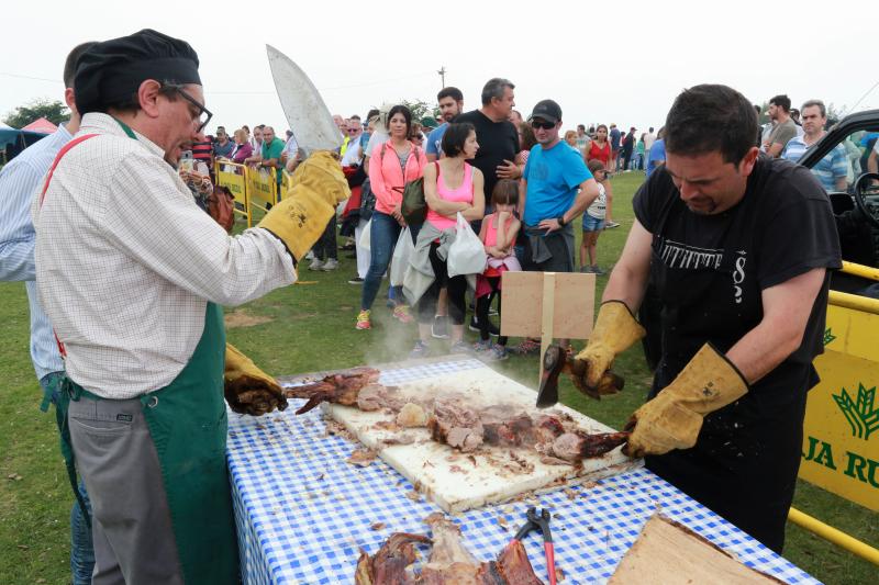 Centenares de personas han disfrutado en el prau Llagüezos del tradicional cordero a la estaca, plato principal de la fiesta de hermanamiento que se organiza entre los concejos de Quirós y Lena. A pesar de que la niebla ha cubierto buena parte de la celebración, el buen ambiente no se ha visto afectado.