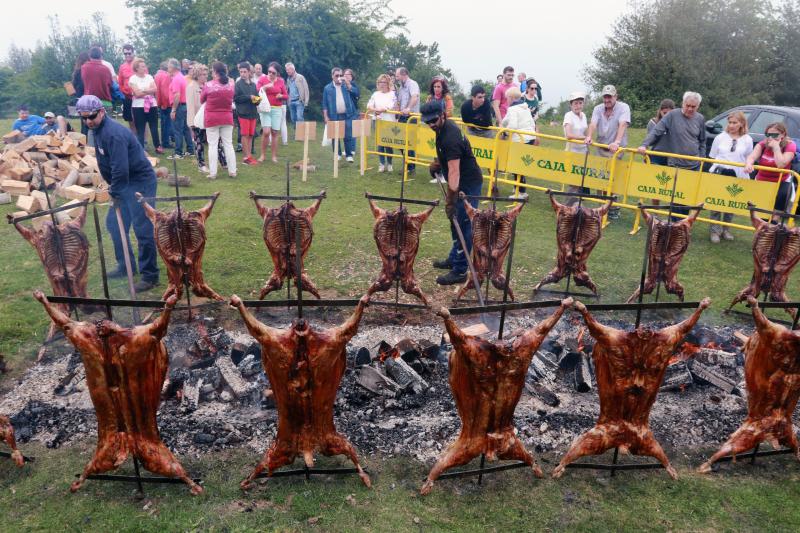 Centenares de personas han disfrutado en el prau Llagüezos del tradicional cordero a la estaca, plato principal de la fiesta de hermanamiento que se organiza entre los concejos de Quirós y Lena. A pesar de que la niebla ha cubierto buena parte de la celebración, el buen ambiente no se ha visto afectado.