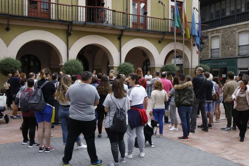 Las plazas de los ayuntamientos asturianos acogieron este lunes las concentraciones de respaldo a la menor víctima de la 'manada' de Manresa.
