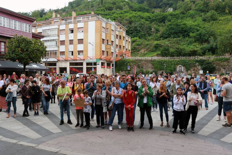 Las plazas de los ayuntamientos asturianos acogieron este lunes las concentraciones de respaldo a la menor víctima de la 'manada' de Manresa.