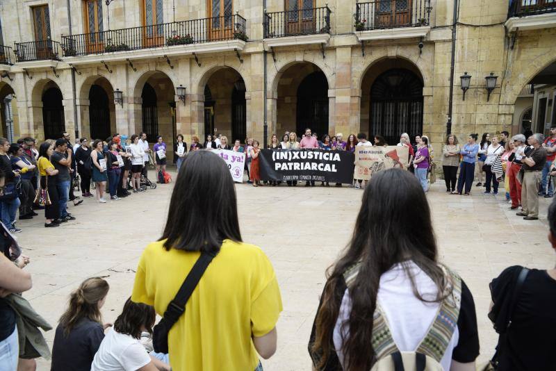 Las plazas de los ayuntamientos asturianos acogieron este lunes las concentraciones de respaldo a la menor víctima de la 'manada' de Manresa.