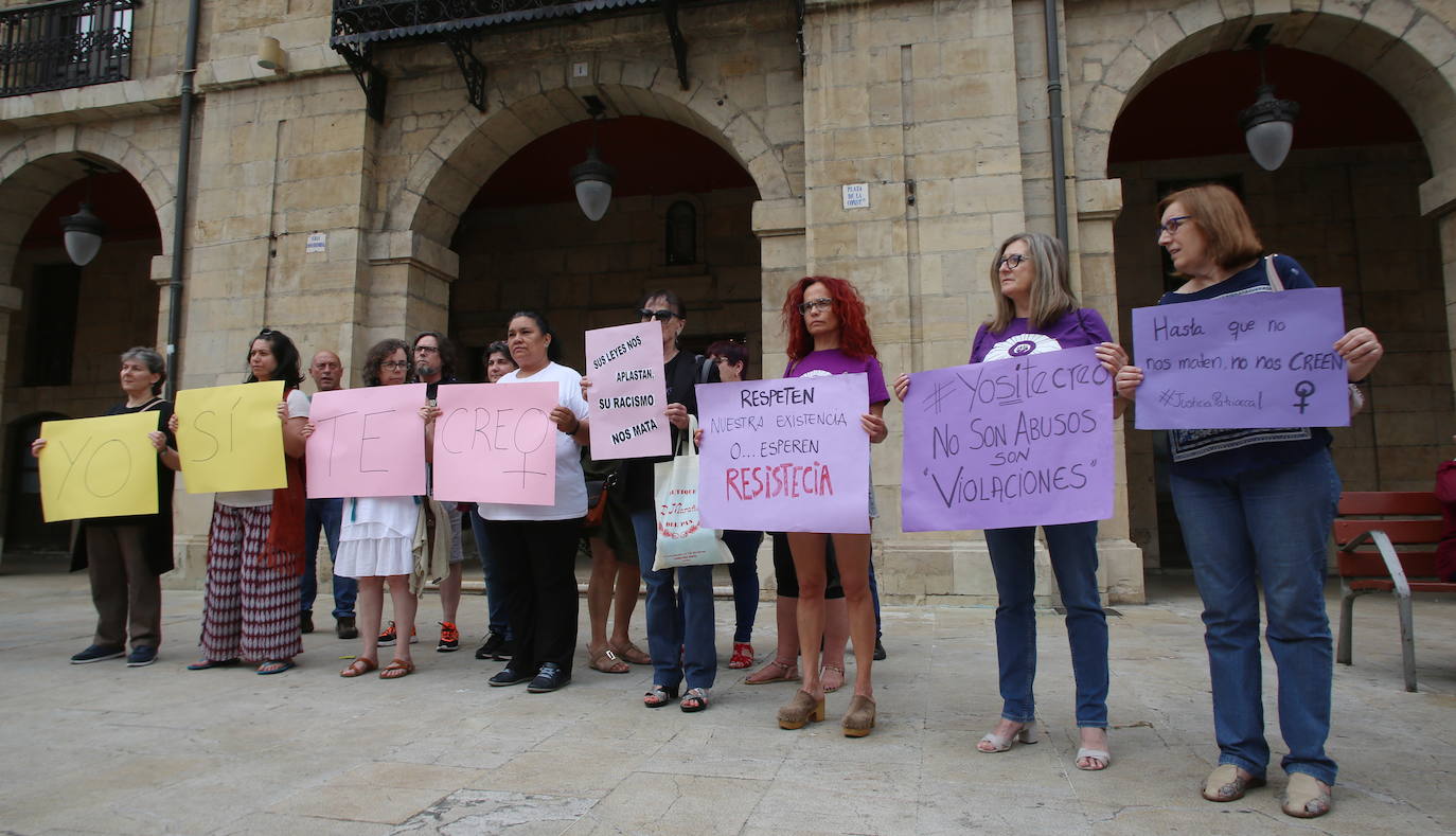 Las plazas de los ayuntamientos asturianos acogieron este lunes las concentraciones de respaldo a la menor víctima de la 'manada' de Manresa.