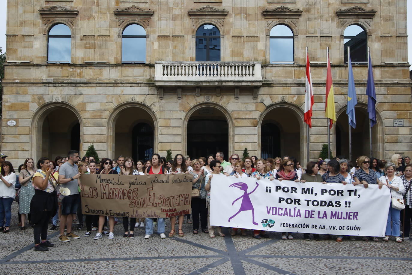 Las plazas de los ayuntamientos asturianos acogieron este lunes las concentraciones de respaldo a la menor víctima de la 'manada' de Manresa.