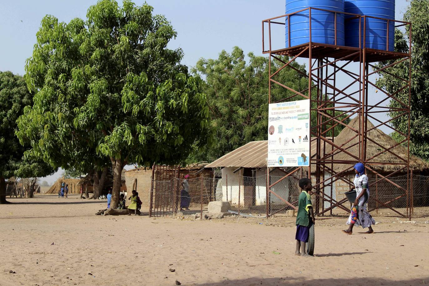 Gambia: se recomienda viajar con precaución. La circulación por la RN5 y carreteras secundarias del norte de la Casamance sólo debe hacerse en caso de necesidad. Gambia contempla pena de prisión para el colectivo LGBT.