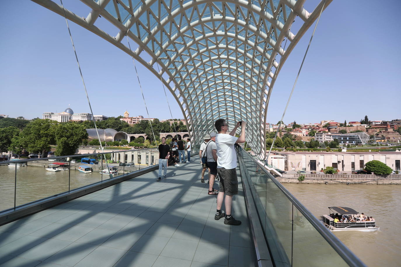 Georgia: se recomienda viajar con precaución y abstenerse de hacerlo por las provincias de Abjasia y Osetia del Sur. Los robos son frecuentes y las condiciones sanitarias del país son malas, por lo que es importante contar con un seguro de viaje.