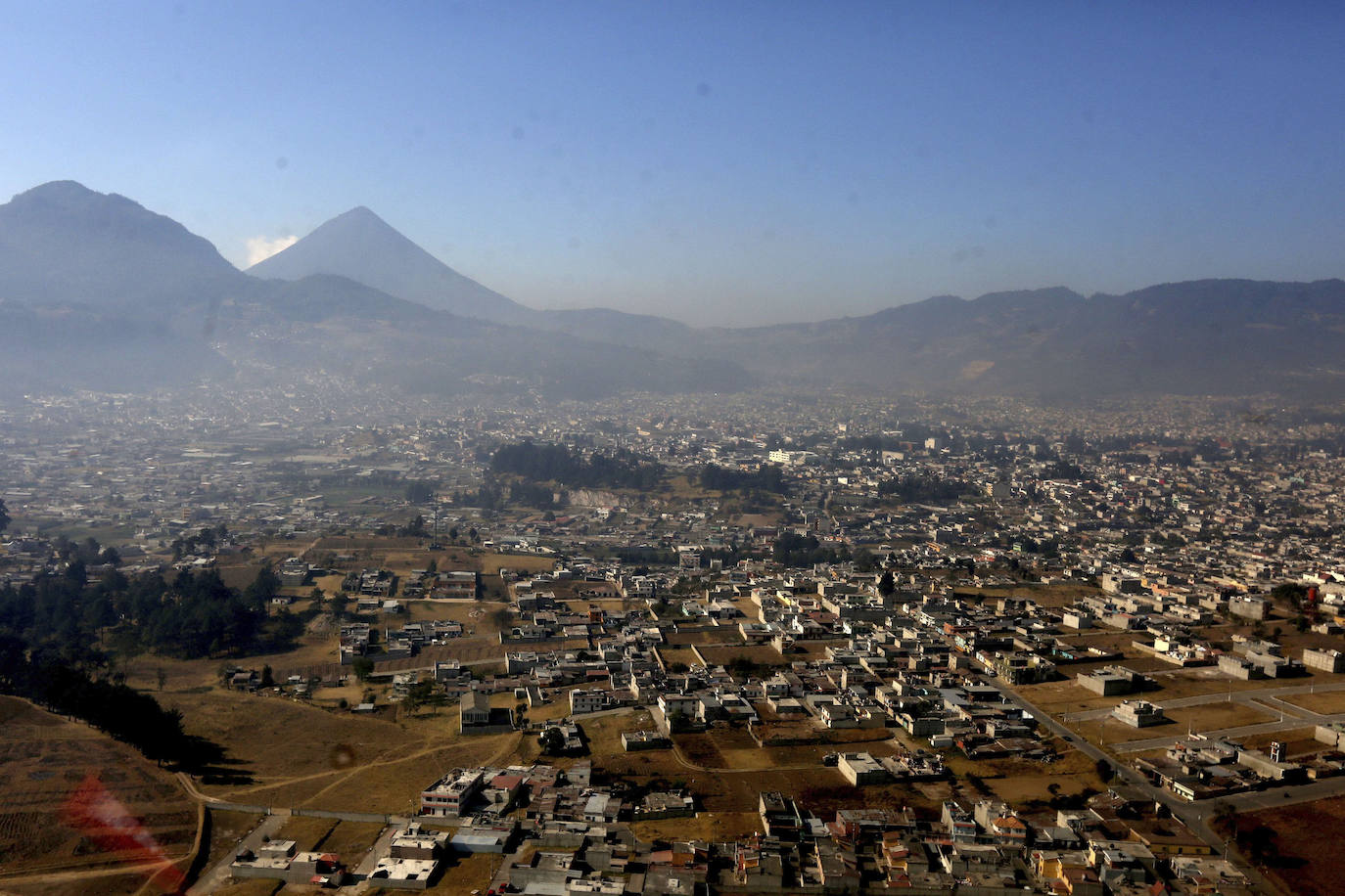 Guatemala: se recomienda viajar con extrema precaución y, si es por turismo, hacerlo en viajes organizados. De mayo a octubre son frecuentes los corrimientos de tierra y condiciones meteorológicas adversas para la conducción. Las condiciones de seguridad no son buenas, produciéndose muchos incidentes de asaltos, robos y otros delitos como secuestros express.