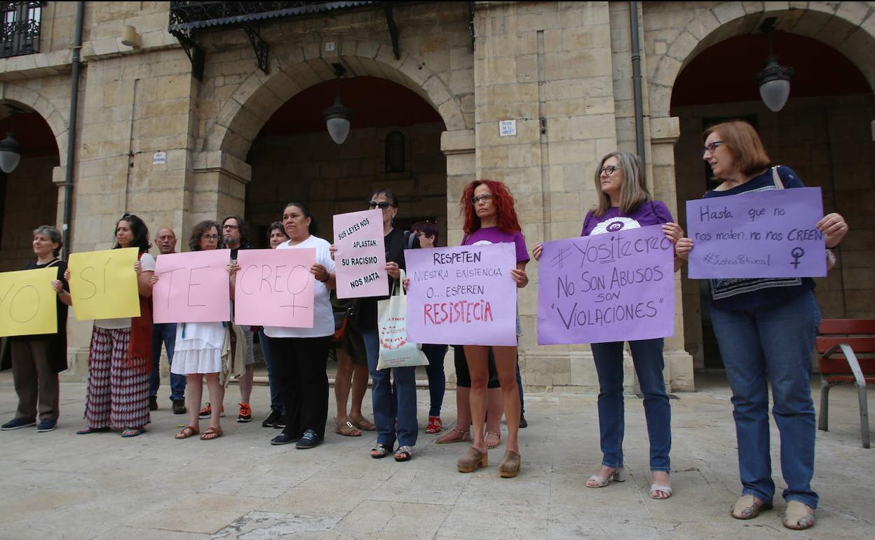 Los asturianos claman en las calles: «No es abuso, es violación»