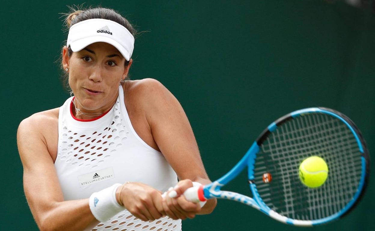 Garbiñe Muguruza golpea una bola en Wimbledon.