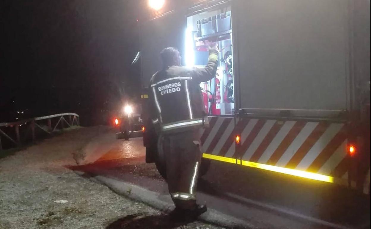 Los bomberos, en la zona del suceso. 