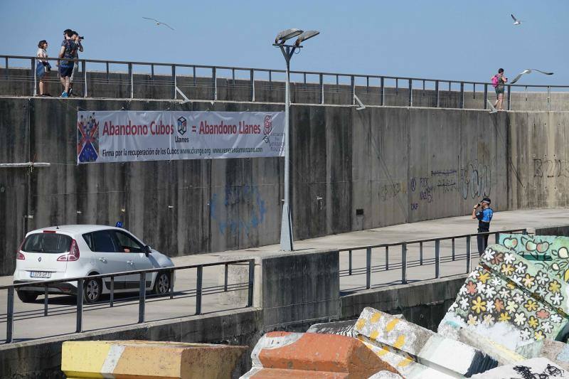 Una plataforma vecinal de Llanes lucha para buscar una solución a la famosa escultura de Agustín Ibarrola, castigada y descolorida con el paso de los años. 