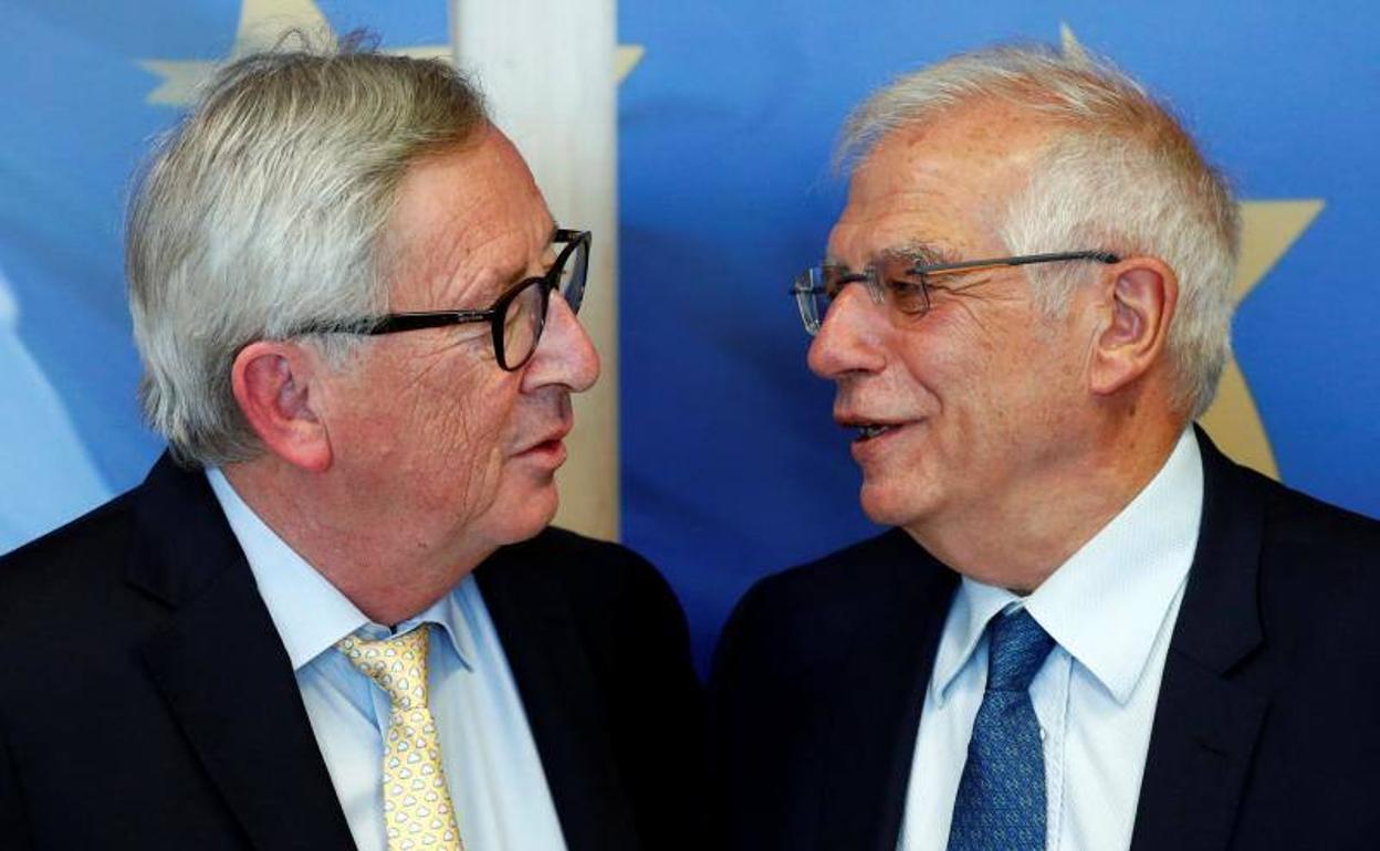 Joser Borrell (derecha) junto a Jean-Claude Juncker, presidente de la Comisión Europea. 