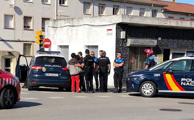 Los agentes detienen a las dos personas protagonistas de la riña.