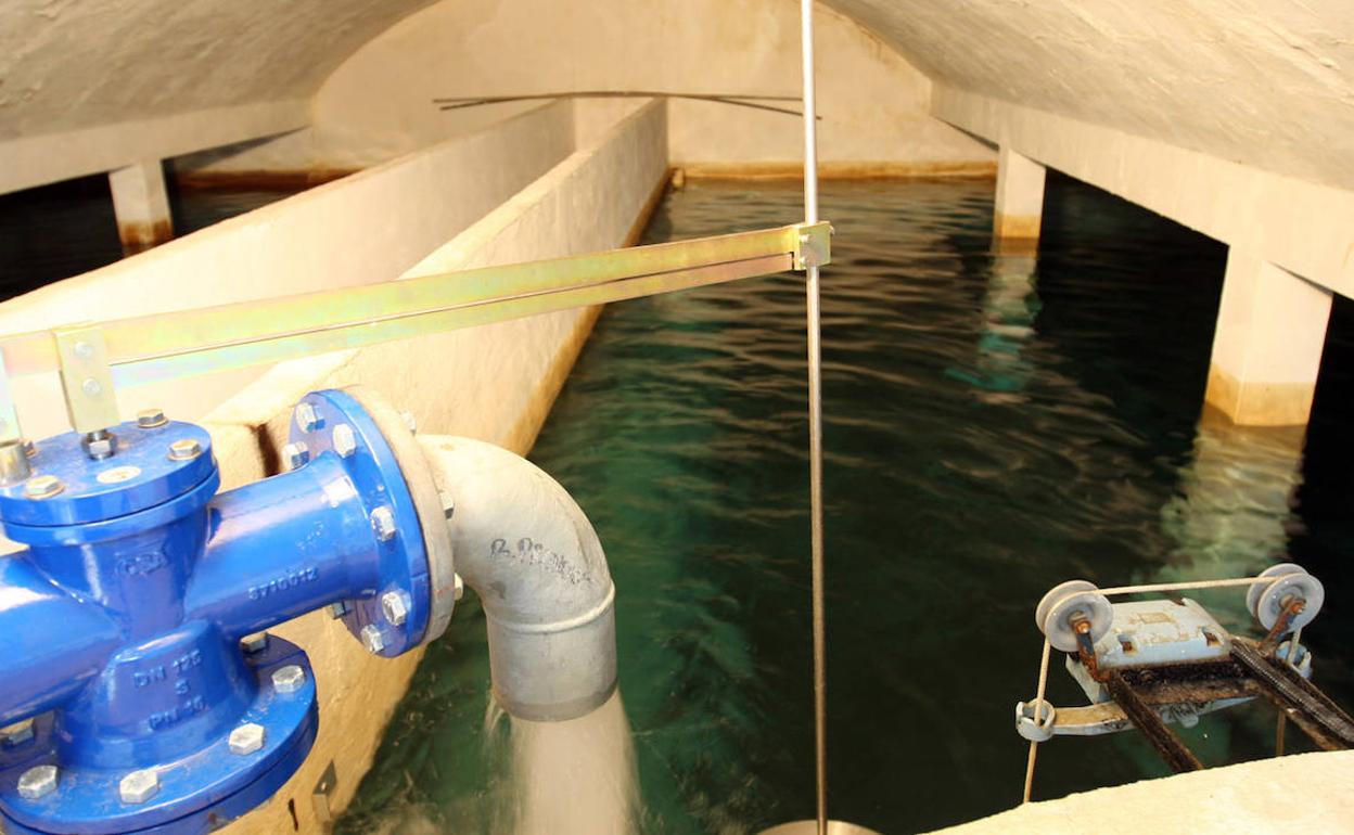 Interior de un depósito de agua en Siero. 