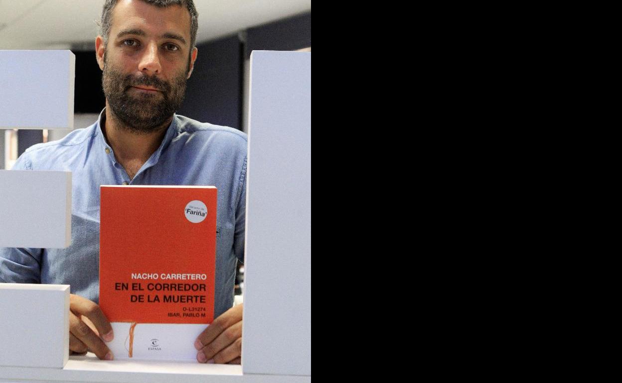 Nacho Carretero con su libro 'En el corredor de la muerte'. :: EFE