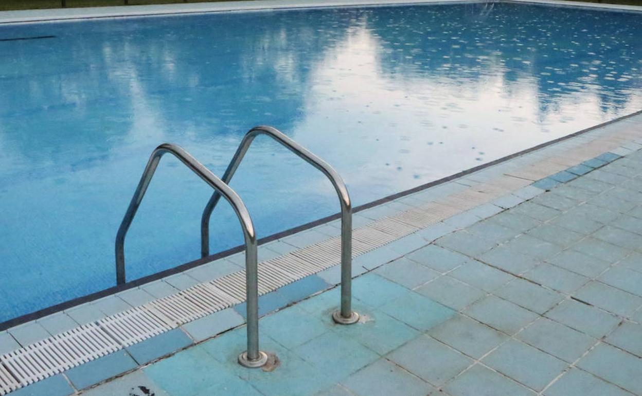 Rescatan a un adolescente flotando «boca abajo» en la piscina de Oviedo