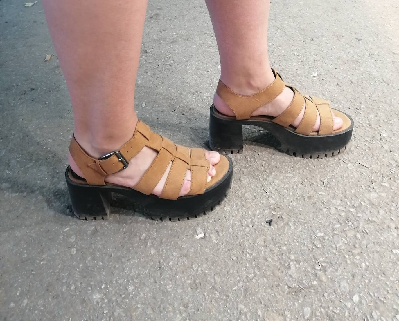 Marta Rodríguez, 22 años. "Al tener tacón no se me meten apenas piedras, pero para los desniveles no son muy cómodas y, además, llegan sucias a casa".