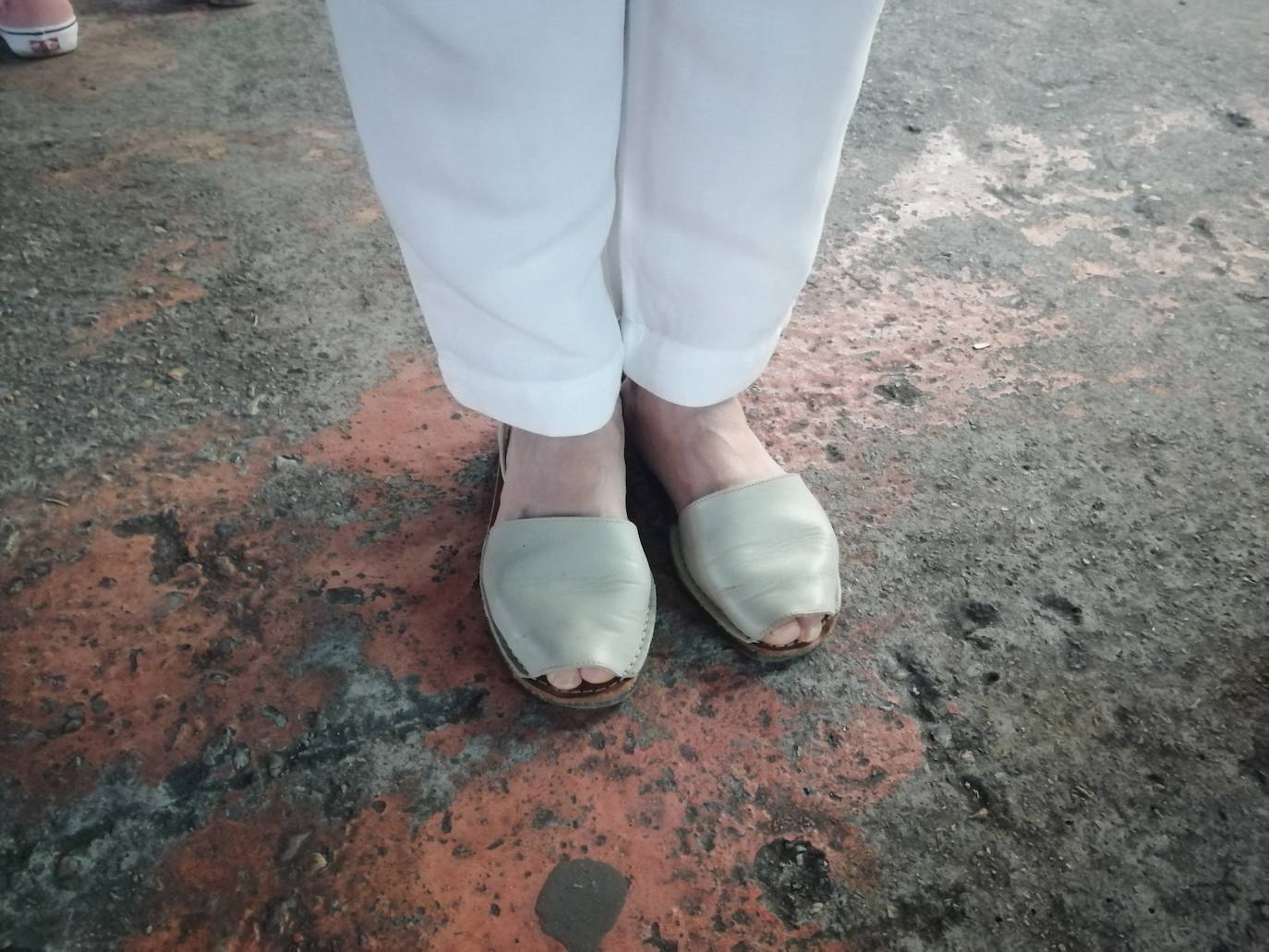 Ana Honrado, 40 años. "Salí de trabajar y me liaron para venir. La verdad es que acerté con el calzado, porque es el más indicado para venir a la Semana Negra".