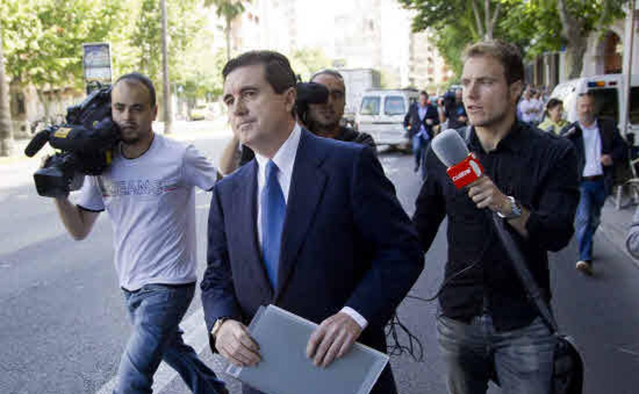 Jaume Matas saliendo del juzgado tras declarar por el caso 'Palma Arena'