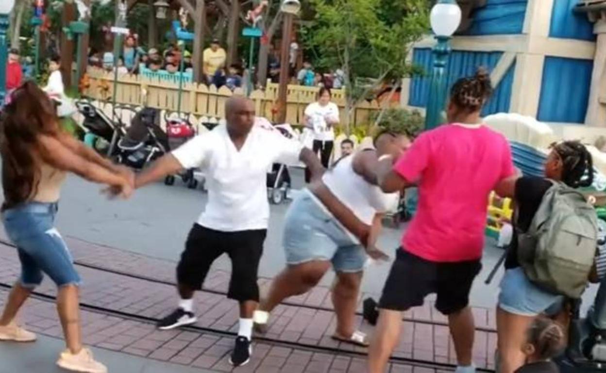 Una familia, a golpes en el parque de atracciones de Disneyland de California