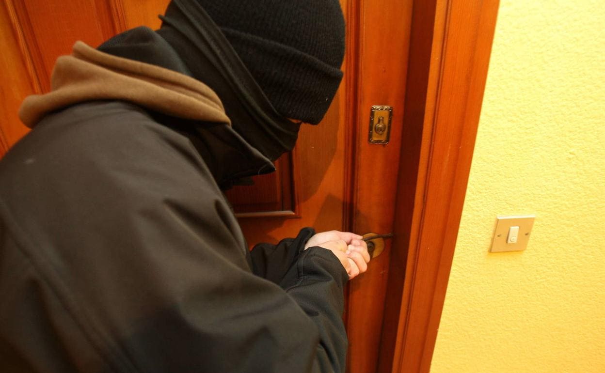 «¿Inocentes bolitas de papel en tu puerta?»: llama a la Guardia Civil