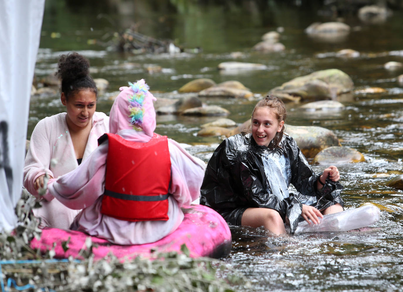 Un total de 15 embarcaciones se echaron al agua en una edición que contó con la participación de unos 70 triputantes