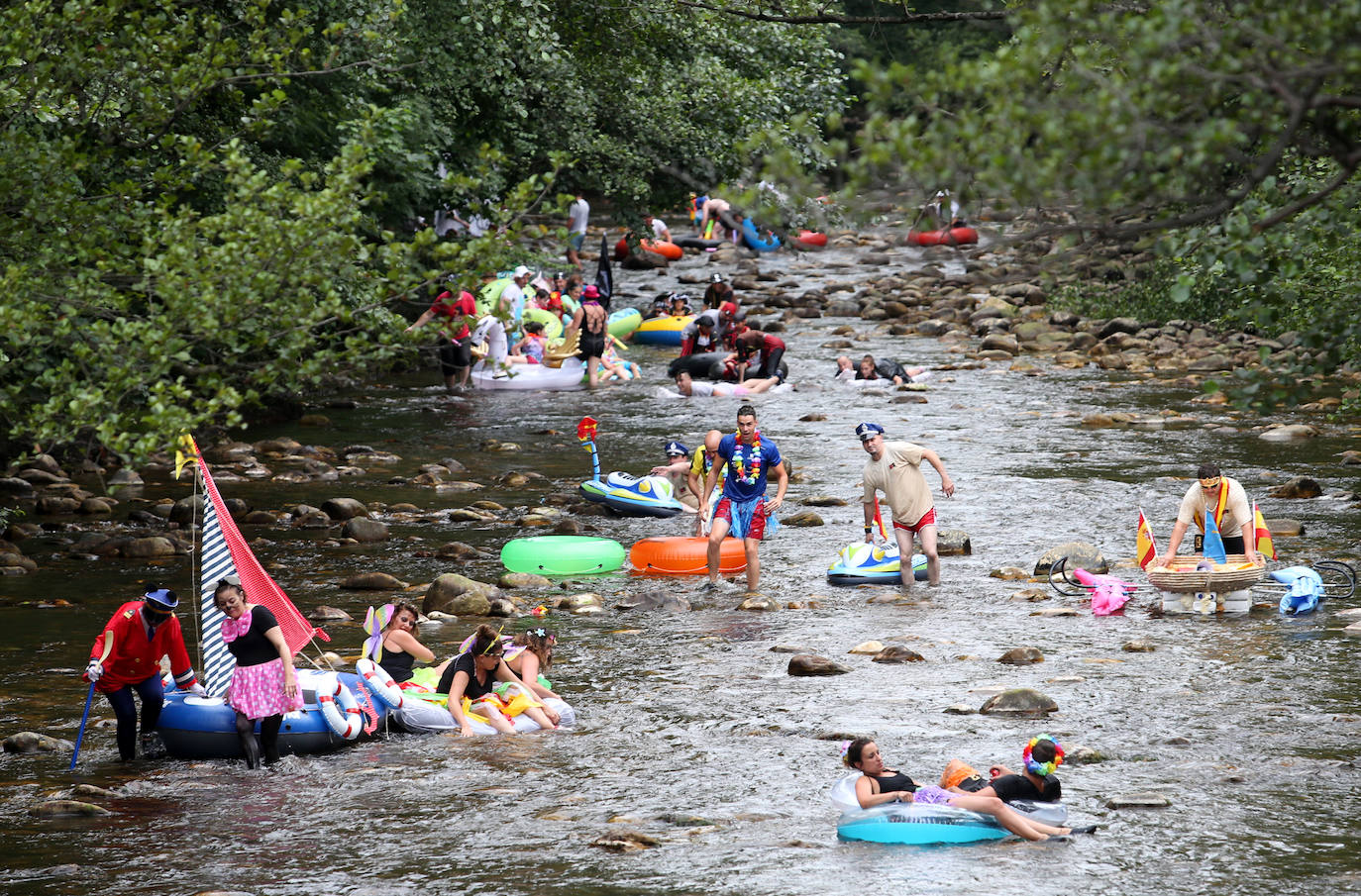 Un total de 15 embarcaciones se echaron al agua en una edición que contó con la participación de unos 70 triputantes