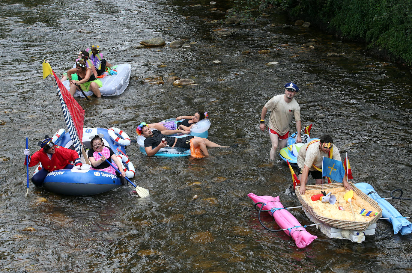 Un total de 15 embarcaciones se echaron al agua en una edición que contó con la participación de unos 70 triputantes